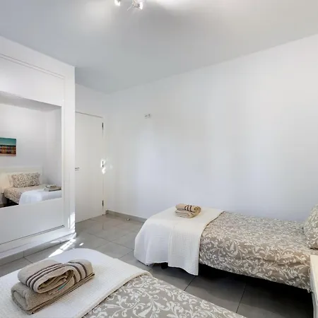 Oceanfront, Sea View, Fast Wifi & Pool In Apartment *